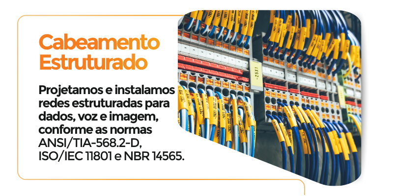 Cabeamento Estruturado
O que é:
 Infraestrutura de rede de dados, voz e imagem de um prédio ou empresa, com padrões que permitem fácil manutenção e expansão.
Inclui:
Passagem e organização de cabos de rede (internet, telefonia, câmeras).
Racks, patch panels e pontos de rede.
Certificação de redes e testes.
Definição Técnica:
 Sistema padronizado para redes de comunicação de dados, voz e vídeo, em conformidade com as normas ANSI/TIA-568, ISO/IEC 11801 e NBR 14565.
Topologias e elementos:
Cabos UTP/STP e fibra óptica monomodo/multimodo.
Patch panels, racks 19", bandejas de organização, tomadas RJ45.
Sistema backbone (vertical) e horizontal com identificação padrão.
Certificação com equipamento de teste de canal e permanente (Fluke).
Instalação de salas técnicas (CPD, DG, rack de distribuição).

Exemplo prático:
Instalação completa da rede de dados, execução do backbone e fechamentos dos racks. 
 

